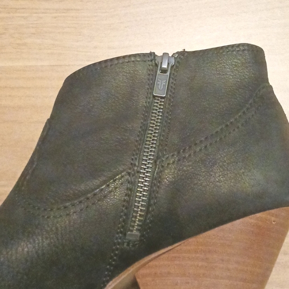 Frye "Reina" Black Nubuck Leather Ankle Boots in Size 9.5M - Picture 5 of 11